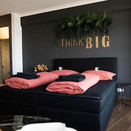 Fresh - 20th Floor - Netflix - Center *