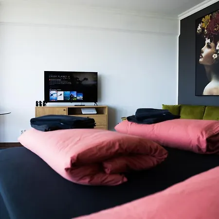 Fresh - 20th Floor - Netflix - Center