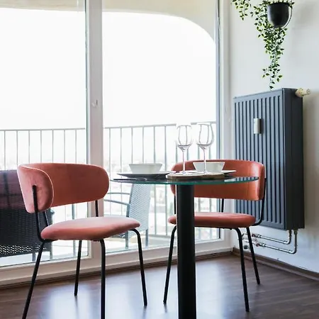 Fresh - 20th Floor - Netflix - Center