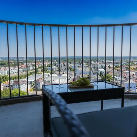 Fresh - 20th Floor - Netflix - Center