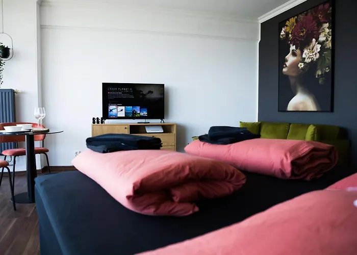 Fresh - 20th Floor - Netflix - Center