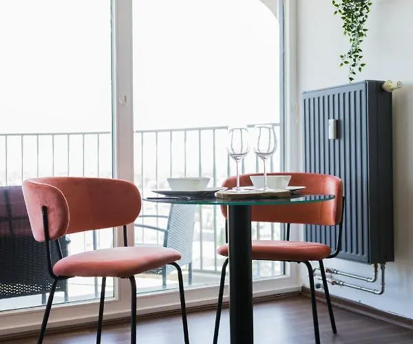 Fresh - 20th Floor - Netflix - Center