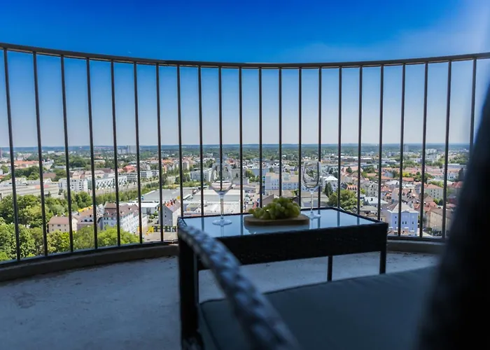 Fresh - 20th Floor - Netflix - Center